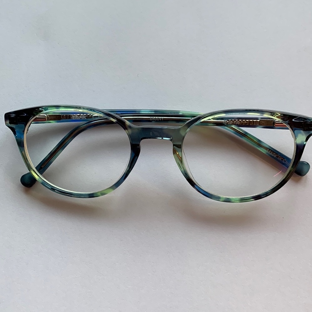 Tortoiseshell, green and blue. Fits smaller face. Plastic frame with lenses